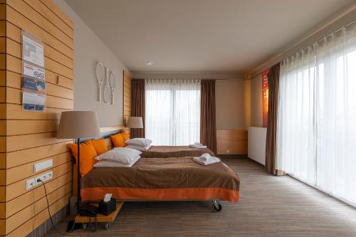 a bedroom with a large bed in a room at Hotel Restauracja Tenis Kortowo in Poznań