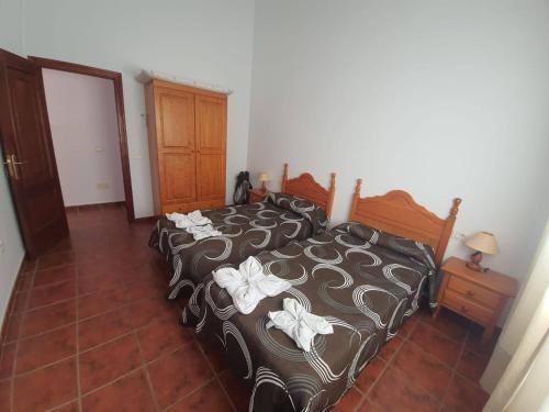 a bedroom with four beds with bows on them at Casas Rurales Amparo Las Hayas in Valle Gran Rey
