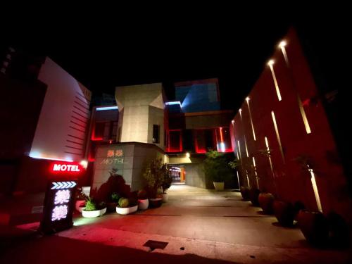 un callejón oscuro con un hotel por la noche en LE LE Motel, en Pingtung City