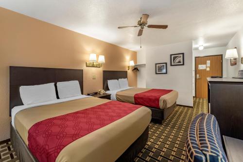 Postel nebo postele na pokoji v ubytování Econo Lodge La Junta