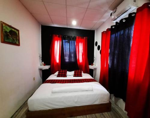 Una cama o camas en una habitación de SAINT Charles Inn, Belize Central America