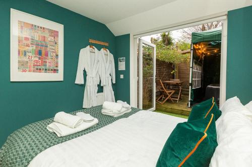 um quarto com uma cama com toalhas em SoHot Stays Stylish & Cosy with Hot Tub & Log Burner, Margate em Margate
