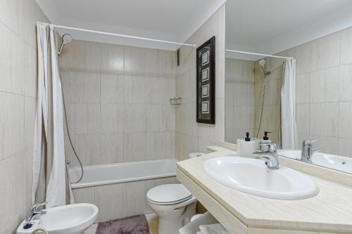 a bathroom with a sink and a toilet and a tub at Olivia FREE WIFI in Puerto de Santiago