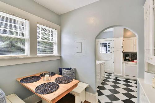 una cucina con tavolo e pavimento a scacchi di 1266 Monroe Drive 1 ad Atlanta