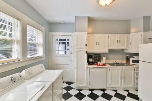 una cucina con mobili bianchi e pavimento a scacchi di 1266 Monroe Drive 1 ad Atlanta