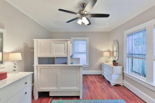 um quarto branco com uma ventoinha de tecto e uma cómoda em 1266 Monroe Dr 2 em Atlanta