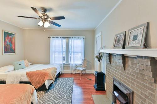 1 dormitorio con 2 camas y chimenea de ladrillo en 1266 Monroe Dr 2 en Atlanta