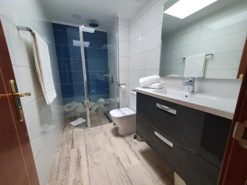 プエルト・デ・モガンにあるAPARTAMENTO SUNSET PUERTO DE MOGANのトイレ、洗面台、シャワー付きのバスルーム