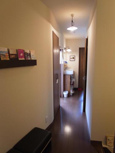 um corredor de um quarto com uma casa de banho e um lavatório em Guesthouse Engawa em Quioto