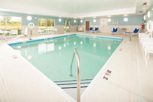 uma grande piscina num quarto de hotel em Holiday Inn Express & Suites Alpena - Downtown, an IHG Hotel em Alpena