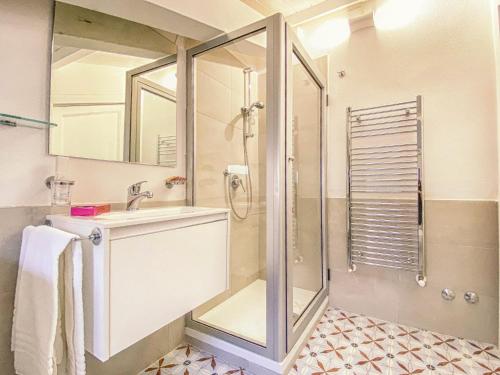 y baño con ducha y lavamanos. en Residenza Ucci Alì en Crotone