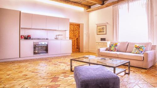 a living room with a couch and a table at Residenza Ucci Alì in Crotone