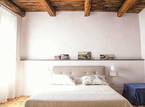 a bedroom with a large bed with a window at Residenza Ucci Alì in Crotone