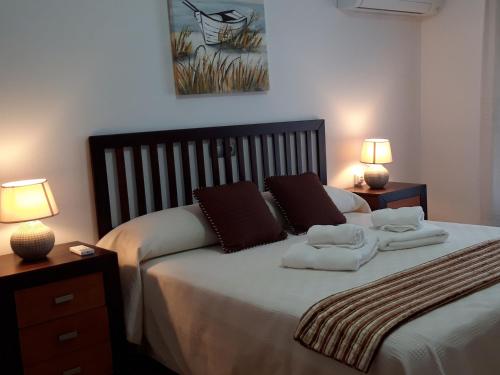 1 dormitorio con 1 cama con 2 toallas en Casa rural La tía María, en Pereruela