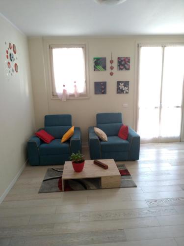 ペスキエーラ・デル・ガルダにあるPeschiera appartamenti Vacanzeのリビングルーム(青いソファ、コーヒーテーブル付)