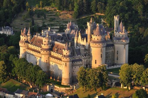 een luchtzicht op een kasteel bij Il Etait Une Fois in Pierrefonds