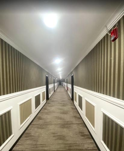 بفن للشقق المخدومة Puffin Serviced Apartments في الجبيل: ممر مع ممر طويل في مبنى