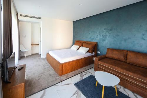 un dormitorio con una cama y un sofá en GRAFFIT Luxury houses, en Ognyanovo