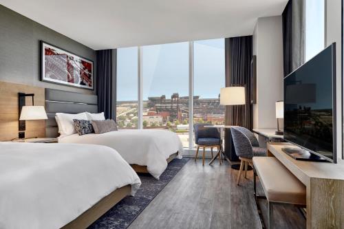 een hotelkamer met 2 bedden en een flatscreen-tv bij Live! Casino & Hotel - Philadelphia in Philadelphia