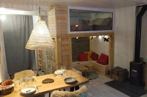 un salon avec une table et une salle à manger dans l'établissement Chaleureux petit appartement de 4 couchages, à Saint-Étienne-de-Tinée