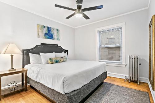 a bedroom with a bed and a ceiling fan at Vibrant 1BR Apartment in Roscoe Village - Marshfield N3 in Chicago