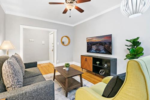 a living room with a couch and a tv at 1-bedroom Cozy & Modish Apt - Marshfield W2 rep in Chicago