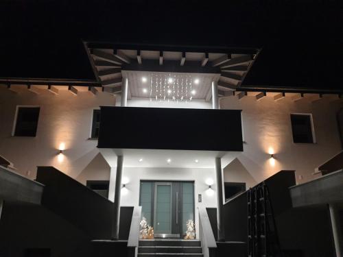 a view of a building at night with lights at Golf & Ski Appartements Mittersill Trausmuth Monika inkl Sommercard - Golfplatz 500 m entfernt, inkl Waschmaschine, Trockner in Mittersill