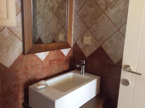 ミロポタスにあるOstria Villageのバスルーム(洗面台、鏡付)