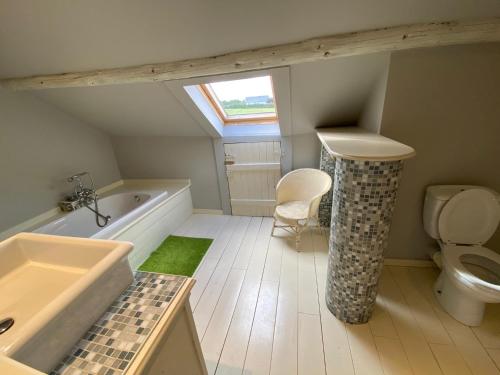ein Badezimmer mit einem Waschbecken, einem WC und einer Badewanne in der Unterkunft La Closerie in Durbuy