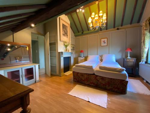 ein Schlafzimmer mit 2 Betten und einem TV in der Unterkunft La Closerie in Durbuy