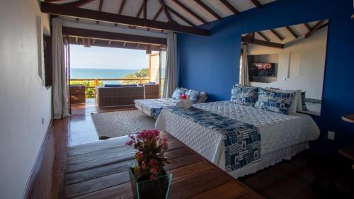 - une chambre avec un lit et une vue sur l'océan dans l'établissement Villa Giulia Morro Residence, à Morro de São Paulo