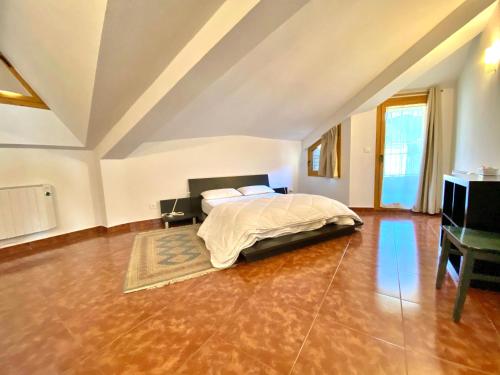 a large bedroom with a bed and a piano at Sol Ski V Atic, apartamento para 12 en Canillo, muy cerca de Sector Tarter in Canillo