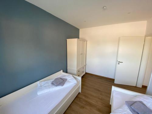 mały pokój z łóżkiem i szafką w obiekcie Schönes Ferienhaus mit Sauna am Harkebrügger See in der Nähe von Oldenburg w mieście Barßel
