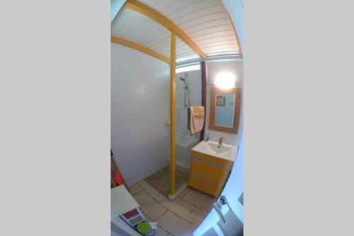 La salle de bains est pourvue d'un lavabo et d'un miroir. dans l'établissement Résidence COCO D'ILES, Gite TI BAMBOU, à Terre-de-Bas