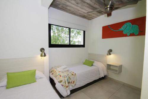 En eller flere senger på et rom på La Barracuda