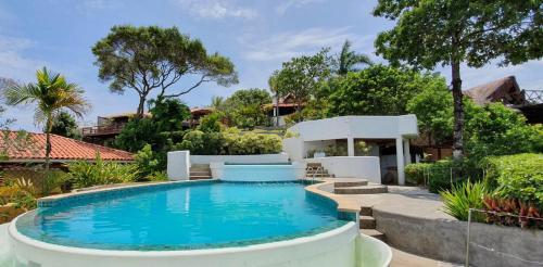 - une piscine dans l'arrière-cour d'une maison dans l'établissement Villa Giulia Morro Residence, à Morro de São Paulo