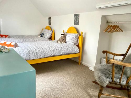 A bed or beds in a room at Holly Tree Cottage - 3 bedrooms and large garden with optional glamping double outside