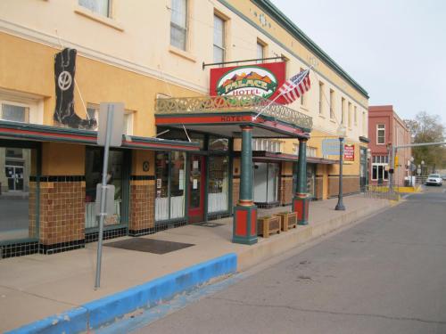 een lege straat voor een fastfoodrestaurant bij The Palace Hotel in Silver City