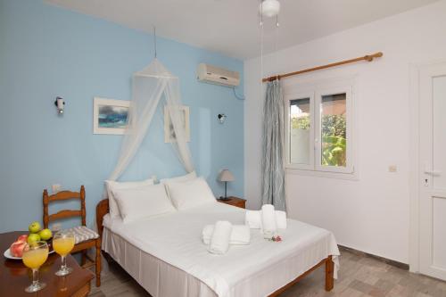 スカラ・エレソスにあるVilla Poseidonのベッドルーム1室(ベッド1台、テーブル、椅子付)