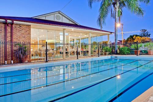 Бассейн в The Oxley Motel Dubbo или поблизости