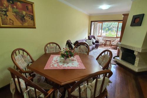 Un restaurante o sitio para comer en Belíssimo Apartamento em Gramado - Imperdível