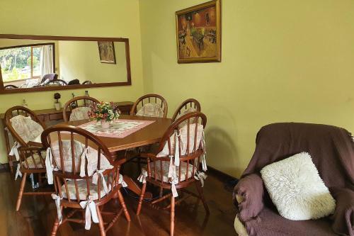 Un restaurante o sitio para comer en Belíssimo Apartamento em Gramado - Imperdível