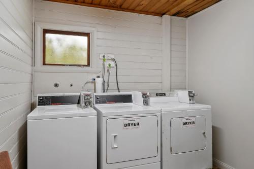 two washing machines in a room with a window at Gold Rush Inn in Queenstown