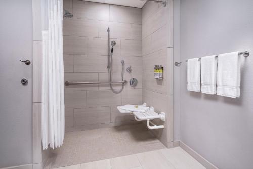 un bagno con doccia, wc e lavandino di Holiday Inn Express & Suites - Odessa I-20 by IHG a Odessa