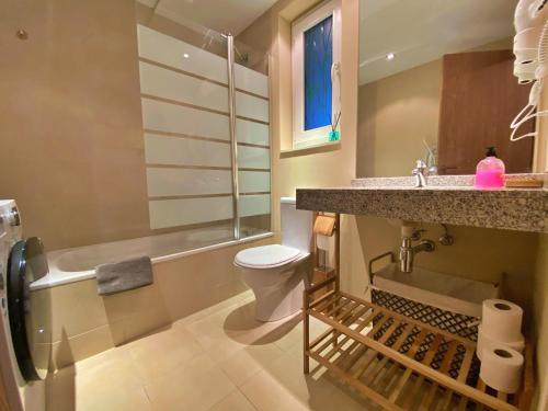 y baño con lavabo, aseo y bañera. en Ribasol 422, apartamento hasta 6 personas, Arinsal, en Arinsal