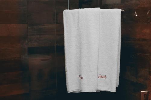 una toalla blanca está colgando en un baño en Hotel y Villas Vento en Ciudad de México