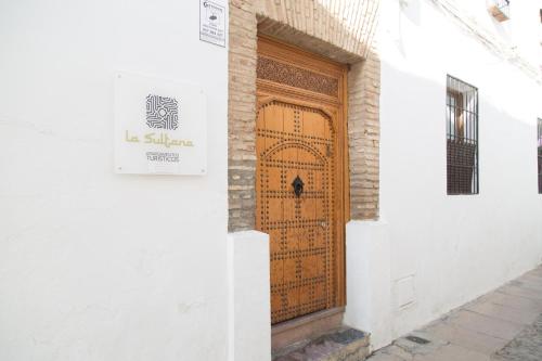 コルドバにあるLa Sultana Apartamentosの建物側の木製ドア
