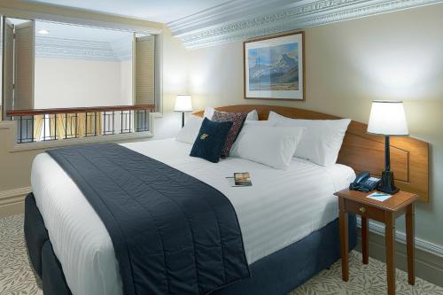 une chambre d'hôtel avec un grand lit et une fenêtre dans l'établissement Adina Heritage Christchurch, à Christchurch