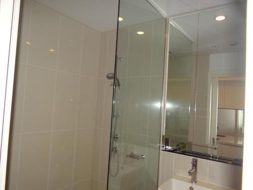 y baño con ducha, espejo y lavamanos. en Amazing Accommodations: Vogue, en Melbourne
