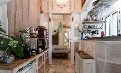 a small room with a kitchen and a bedroom at TOKYO Ebisu! 2adults & 2kids Max4ppl FamilyOK! in Tokyo